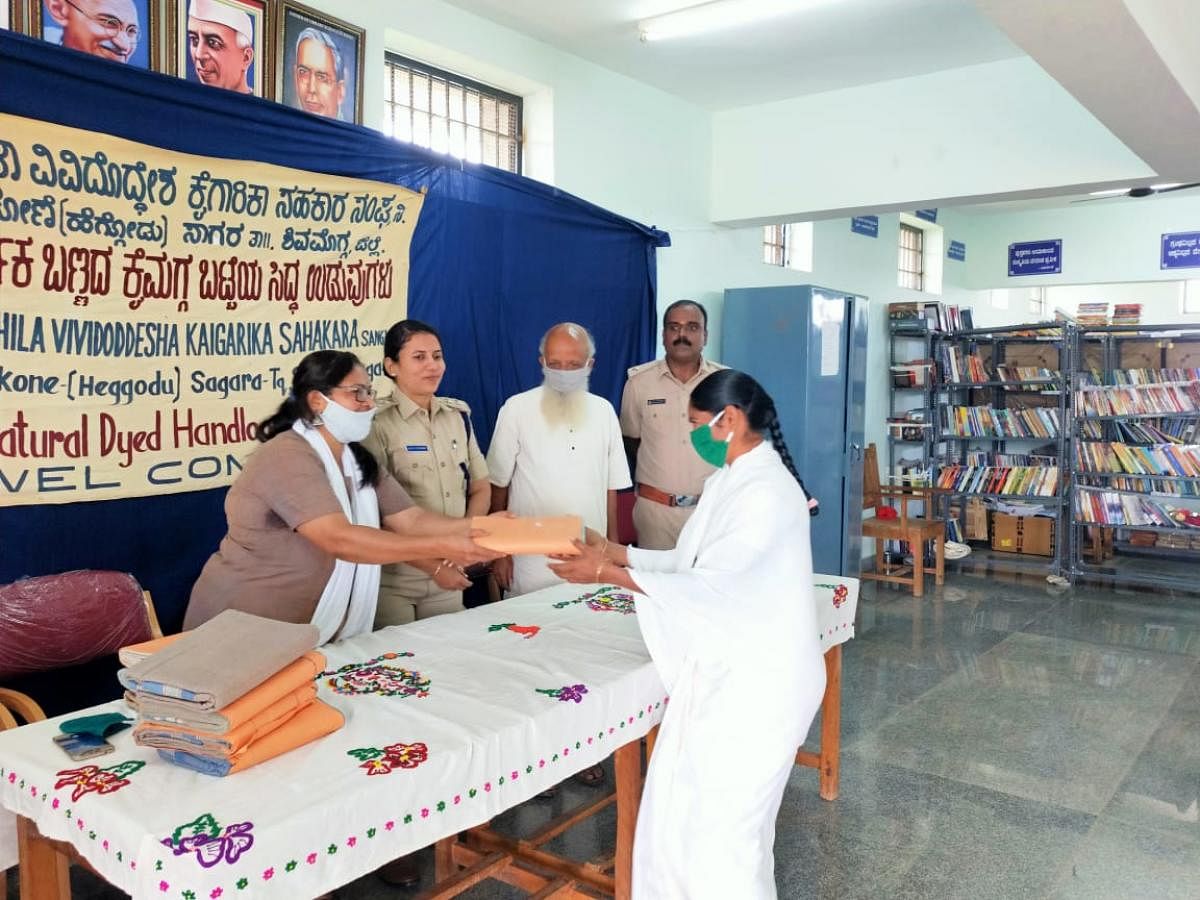 ಶಿವಮೊಗ್ಗ ಕೇಂದ್ರ ಕಾರಾಗೃಹದ ಮಹಿಳಾ ಕೈದಿಗಳಿಗೆ ಚರಕ ಮಹಿಳಾ ವಿವಿದೋದ್ದೇಶ ಕೈಗಾರಿಕಾ ಸಂಘದಿಂದ ಶನಿವಾರ ಕೈಮಗ್ಗ ಸೀರೆಗಳನ್ನು ವಿತರಿಸಲಾಯಿತು.