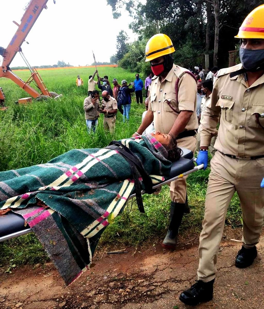 ಪಾಳುಬಾವಿಯಿಂದ ರಕ್ಷಿಸಿದ ಮಹಿಳೆಯನ್ನು ಆಸ್ಪತ್ರೆಗೆ ಸಾಗಿಸಿದ ಅಗ್ನಿಶಾಮಕ ಸಿಬ್ಬಂದಿ