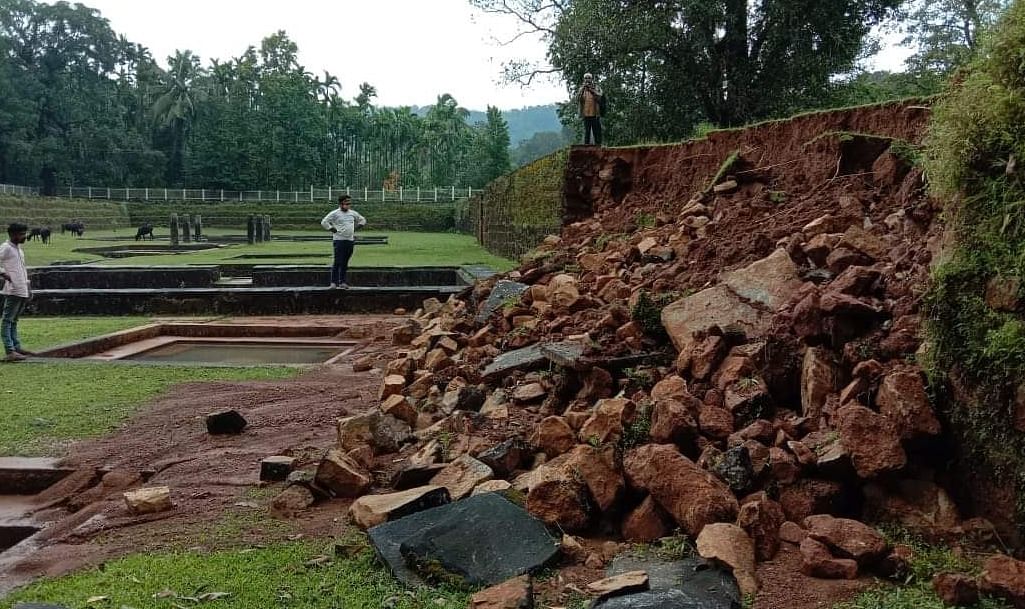 ಗುಡ್ಡ ಕುಸಿದಿರುವ ದೃಶ್ಯ