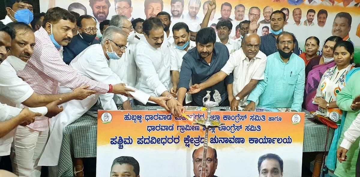 ಹುಬ್ಬಳ್ಳಿಯಲ್ಲಿ ಭಾನುವಾರ ಮಾಜಿ ಸಚಿವ ವಿನಯ ಕುಲಕರ್ಣಿ ಕಾಂಗ್ರೆಸ್‌ ಪಕ್ಷದ ಚುನಾವಣಾ ಕಚೇರಿ ಉದ್ಘಾಟಿಸಿದರು