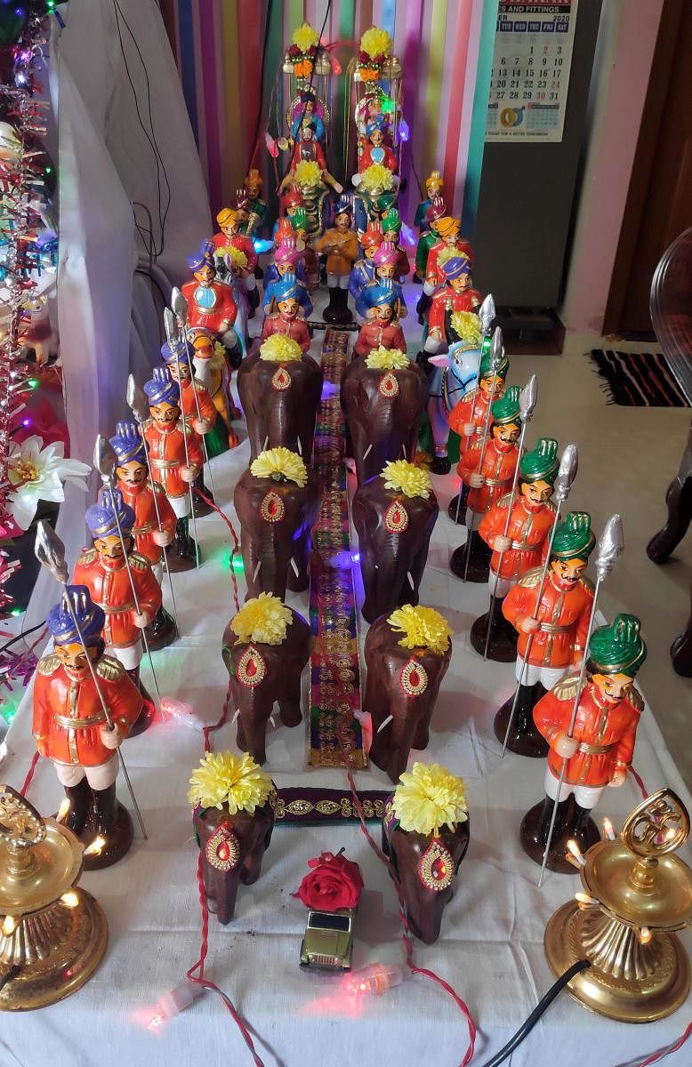 ಸಕಲೇಶಪುರದ ಪುಷ್ಪಲತಾ ನಂದಕುಮಾರ್‌ ಮನೆಯಲ್ಲಿ ಜಂಬೂಸವಾರಿಯನ್ನು ನೆನಪಿಸುವ ಗೊಂಬೆಗಳ ಪ್ರದರ್ಶನ ಏರ್ಪಡಿಸಲಾಗಿದೆ