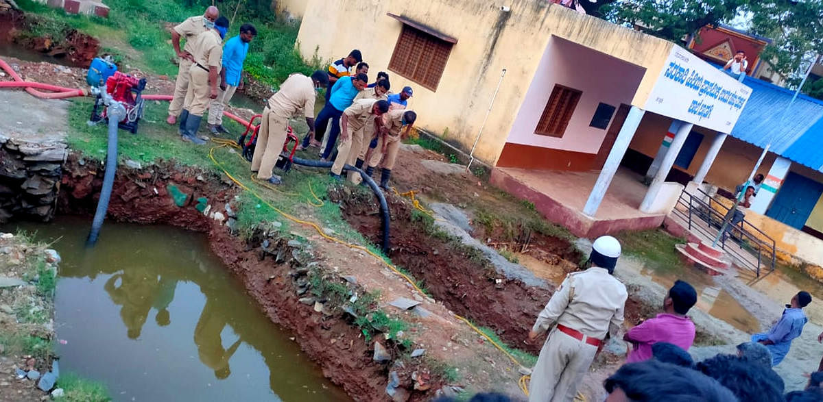 ಬ್ಯಾಡಗಿ ಪಟ್ಟಣದ ಶಾಲಾ ಕಟ್ಟಡ ಕಾಮಗಾರಿಯ ಅಡಿಪಾಯಕ್ಕೆ ತೆಗೆದ ಗುಂಡಿಯಲ್ಲಿ ಬಿದ್ದು ಮೃತಪಟ್ಟ ಮಕ್ಕಳ ಮೃತದೇಹವನ್ನು ಹೊರತೆಗೆಯಲು ಕಾರ್ಯಾಚರಣೆ ನಡೆಸಿದ ಅಗ್ನಿಶಾಮಕ ಸಿಬ್ಬಂದಿ ಮತ್ತು ಪೊಲೀಸರು 