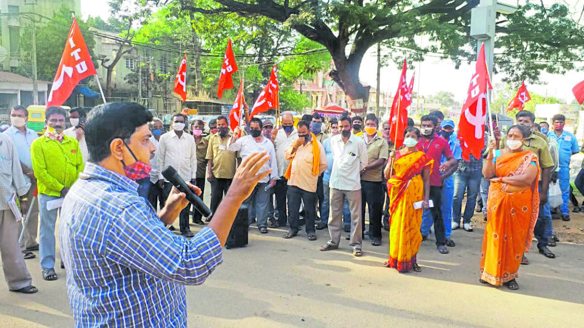 ತುಮಕೂರು ಜಿಲ್ಲಾಧಿಕಾರಿ ಕಚೇರಿ ಎದುರು ಬುಧವಾರ ಸಿಐಟಿಯು ನೇತೃತ್ವದಲ್ಲಿ ಪ್ರತಿಭಟನೆ ನಡೆಯಿತು