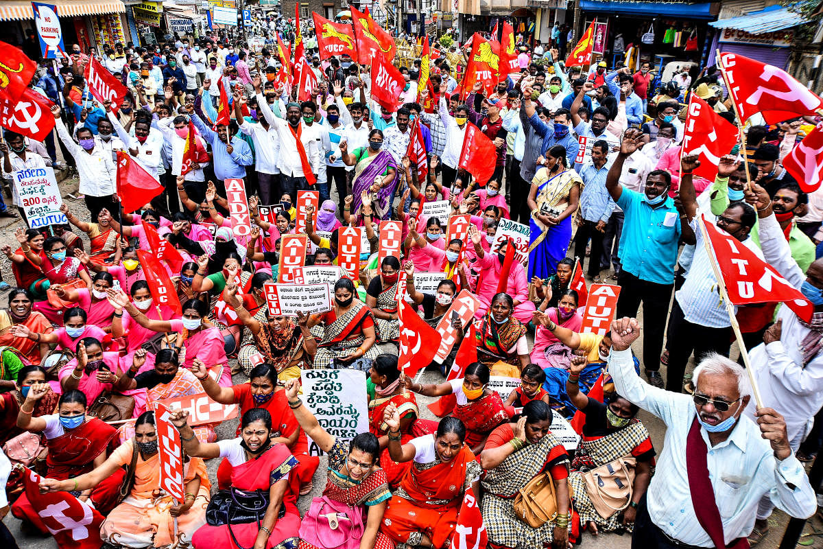 ಕಾರ್ಮಿಕ ಸಂಘಟನೆಗಳ ಜಂಟಿ ಸಮಿತಿ ಕರೆ ನೀಡಿದ್ದ ಮುಷ್ಕರದ ಅಂಗವಾಗಿ, ವಿವಿಧ ಸಂಘಟನೆಗಳು ಗುರುವಾರ ಹುಬ್ಬಳ್ಳಿಯ ಸಂಗೊಳ್ಳಿ ರಾಯಣ್ಣ ವೃತ್ತದಲ್ಲಿ ಪ್ರತಿಭಟನೆ ನಡೆಸಿದವು  – ಪ್ರಜಾವಾಣಿ ಚಿತ್ರ