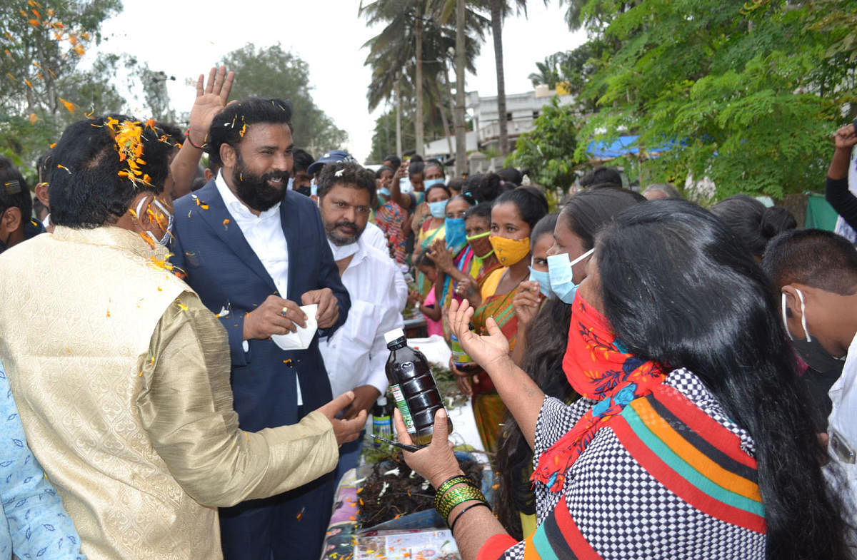 ಹುಣಸೂರು ತಾಲ್ಲೂಕಿನ ಪಕ್ಷಿರಾಜಪುರ ಆದಿವಾಸಿಗಳ ಕಾಲೊನಿಗೆ ಸಮಾಜ ಕಲ್ಯಾಣ ಸಚಿವ ಶ್ರೀರಾಮುಲು ಗುರುವಾರ ಭೇಟಿ ನೀಡಿ ಸ್ಥಳೀಯರು ಸಿದ್ಧಪಡಿಸುವ ವಿವಿಧ ಕೇಶ ತೈಲದ ಕುರಿತು ಮಾಹಿತಿ ಸಂಗ್ರಹಿಸಿದರು