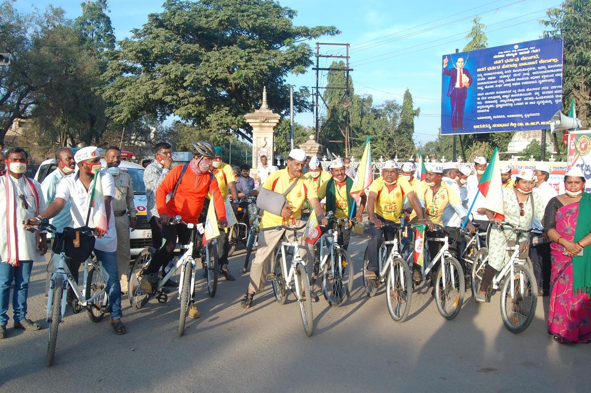 ಕರ್ನಾಟಕ ರಾಷ್ಟ್ರ ಸಮಿತಿ ಪಕ್ಷದ (ಕೆಆರ್‍ಎಸ್) ‘ಚಲಿಸು ಕರ್ನಾಟಕ ಸೈಕಲ್ ಯಾತ್ರೆ’ ಬುಧವಾರ ಗದಗ ನಗರ ಪ್ರವೇಶಿಸಿತು