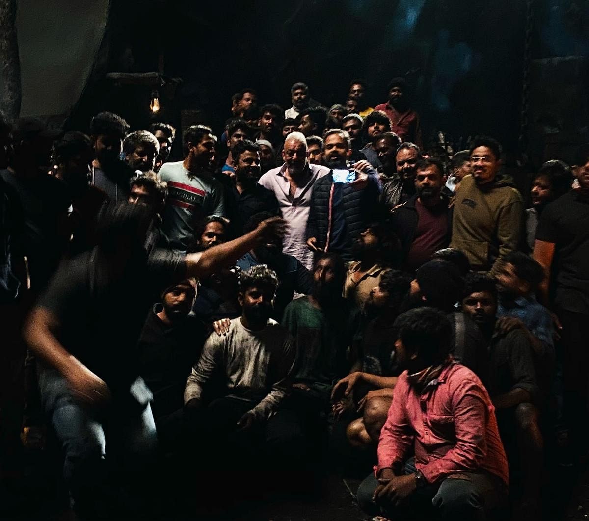 ಹೈದರಾಬಾದ್‌ನಲ್ಲಿ ಚಿತ್ರೀಕರಣ ಮುಗಿಸಿದ ಬಳಿಕ ಕೆಜಿಎಫ್‌ ಚಾಪ್ಟರ್‌ –2 ಚಿತ್ರ ತಂಡ ಹಂಚಿಕೊಂಡಿರುವ ಗ್ರೂಪ್‌ ಫೋಟೋ (ಟ್ವಿಟರ್‌ ಚಿತ್ರ)