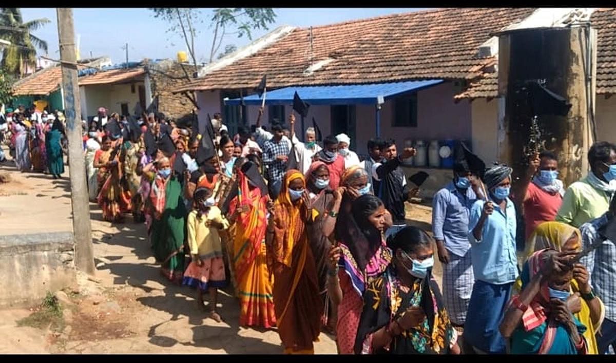 ರಾಣೆಬೆನ್ನೂರು ತಾಲ್ಲೂಕಿನ ಅಸುಂಡಿ ಗ್ರಾಮದಲ್ಲಿ ಸ್ವಾಭಿಮಾನಿ ದಲಿತ ಶಕ್ತಿ ಸಂಘಟನೆ ನೇತೃತ್ವದಲ್ಲಿ ದಲಿತ ಕೇರಿ ಮತದಾರರು ಕಪ್ಪು ಪಟ್ಟಿ ಧರಿಸಿ ಪ್ರತಿಭಟನೆ ನಡೆಸಿದರು