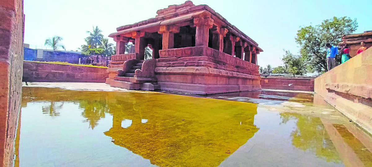 ಐಹೊಳೆಯ ದುರ್ಗಾದೇವಾಲಯ ಸಂಕೀರ್ಣದಲ್ಲಿ ಬಡಿಗೇರ ಗುಡಿ ನಿವೇಶನ ನೀರಿನಿಂದ ಆವೃತವಾಗಿರುವ ನೋಟ  ಚಿತ್ರ: ಇಂದ್ರಕುಮಾರ ದಸ್ತೇನವರ