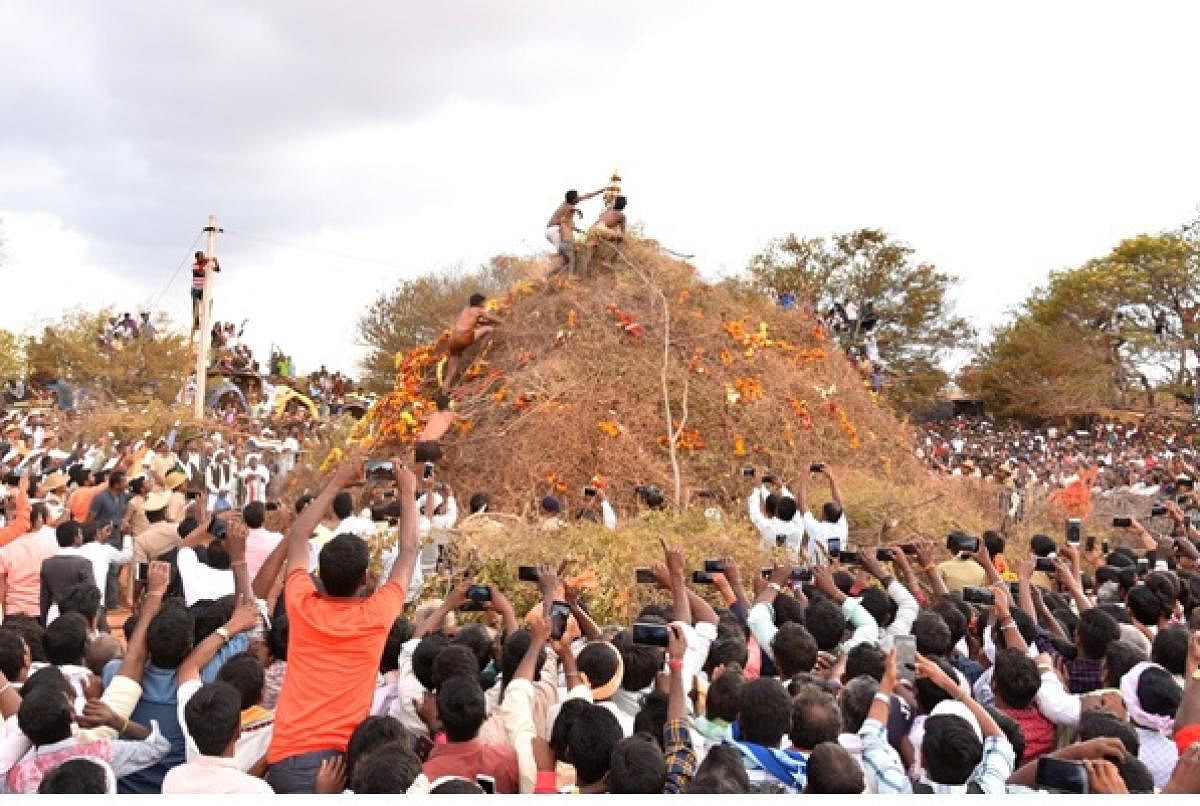 ವಸಿಲುದಿಬ್ಬದಲ್ಲಿ ಕ್ಯಾತಪ್ಪನ ಜಾತ್ರೆ         ಚಿತ್ರಗಳು: ನಿಸರ್ಗ ಗೋವಿಂದರಾಜು ಚಳ್ಳಕೆರೆ