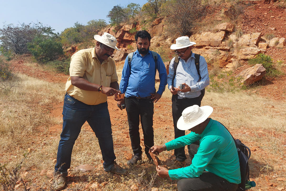 ಬಾದಾಮಿ ಸಮೀಪದ ತೆಮಿನಾಳ ಗ್ರಾಮದ ಬೆಟ್ಟದ ಪರಿಸರದಲ್ಲಿ ಹಳೆಶಿಲಾಯುಗದ ಕಾಲದ ಶಿಲಾಯುಧಗಳನ್ನು ಭಾರತೀಯ ಪುರಾತತ್ವ ಸರ್ವೇಕ್ಷಣಾ ಇಲಾಖೆಯ ನಾಗಪುರದ ಪ್ರಾಗೈತಿಹಾಸಿಕ ಶಾಖೆಯ ಮುಖ್ಯಸ್ಥ ರಮೇಶ ಮೂಲಿಮನಿ ಮತ್ತು ತಂಡದವರು ಪ್ರದರ್ಶಿಸಿದರು