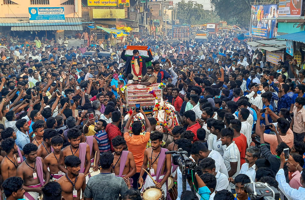 ಕ್ರಿಕೆಟಿಗ ಟಿ ನಟರಾಜನ್‌ರನ್ನು ಗ್ರಾಮಸ್ಥರು ಅದ್ಧೂರಿಯಾಗಿ ಬರಮಾಡಿಕೊಂಡಿದ್ದಾರೆ.