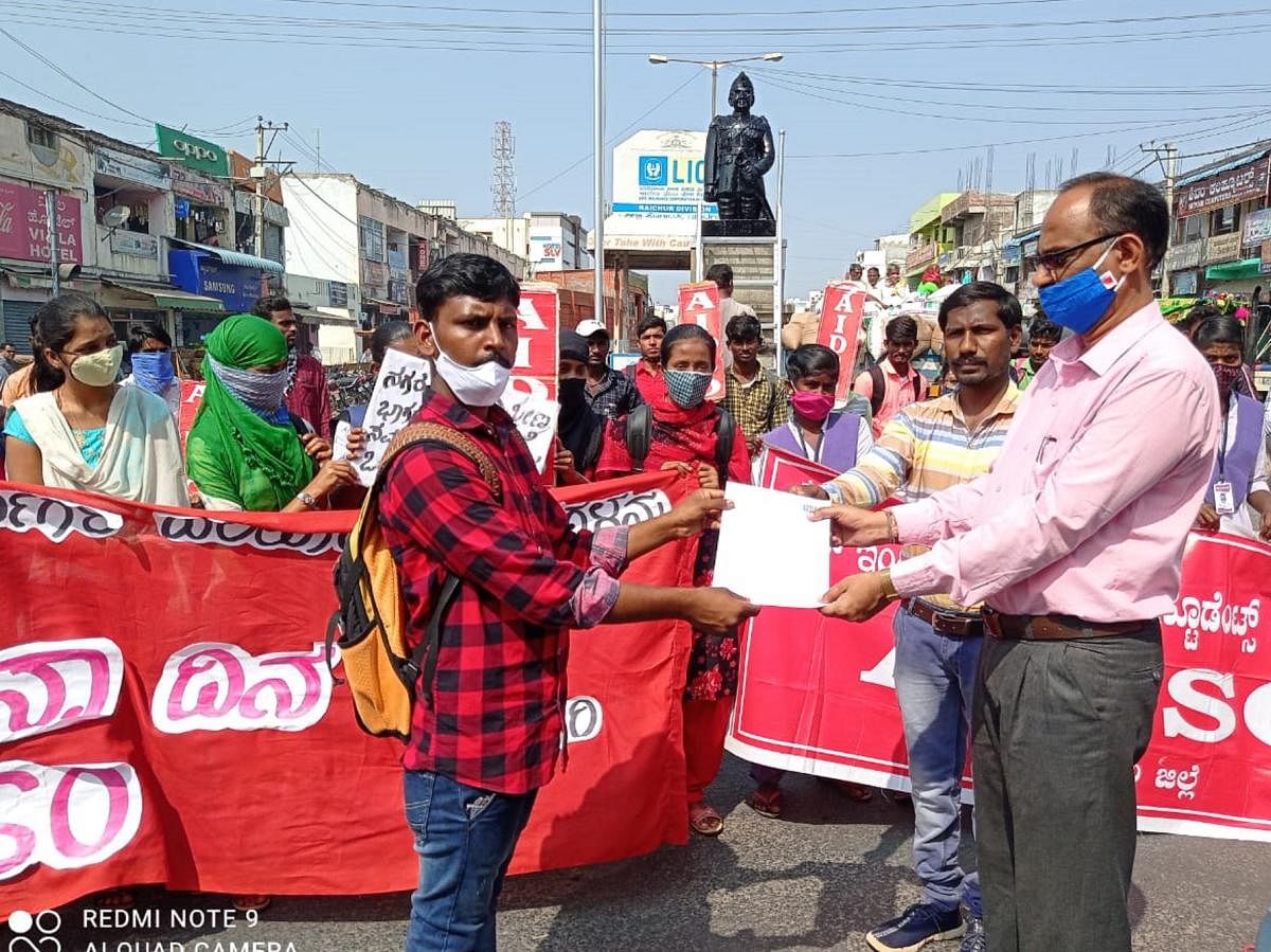 ಯಾದಗಿರಿಯಲ್ಲಿ ಎಐಡಿಎಸ್‍ಒ ಜಿಲ್ಲಾ ಸಮಿತಿಯಿಂದ ವಿವಿಧ ಬೇಡಿಕೆ ಈಡೇರಿಕೆಗೆ ಆಗ್ರಹಿಸಿ ತಹಶೀಲ್ದಾರ್‌ ಮೂಲಕ ಸರ್ಕಾರಕ್ಕೆ ಮನವಿ ಪತ್ರ ಸಲ್ಲಿಸಲಾಯಿತು