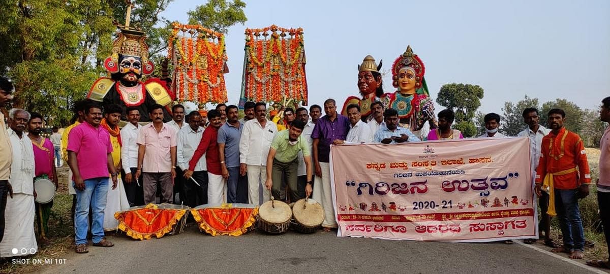 ಹಾಸನ ತಾಲ್ಲೂಕಿನ ಬೈಲಹಳ್ಳಿ ಗ್ರಾಮದಲ್ಲಿ ಆಯೋಜಿಸಿದ್ದ ಗಿರಿಜನ ಉತ್ಸವವನ್ನು ಕನ್ನಡ ಮತ್ತು ಸಂಸ್ಕೃತಿ ಇಲಾಖೆಯ ಸಹಾಯಕ ನಿರ್ದೇಶಕ ಎಂ.ಡಿ.ಸುದರ್ಶನ್ ಉದ್ಘಾಟಿಸಿದರು