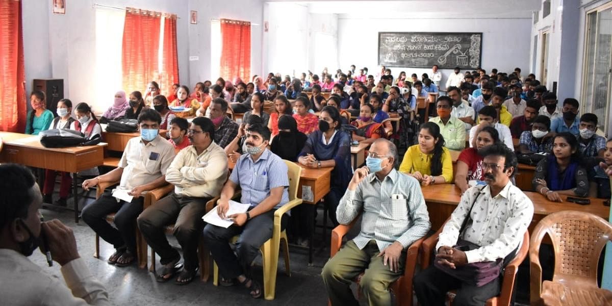 ಹೊಸಪೇಟೆಯ ಶಂಕರ್‌ ಆನಂದ್‌ ಸಿಂಗ್‌ ಸರ್ಕಾರಿ ಪ್ರಥಮ ದರ್ಜೆ ಕಾಲೇಜಿನಲ್ಲಿ ಸೋಮವಾರ ಏರ್ಪಡಿಸಿದ್ದ ರಾಷ್ಟ್ರೀಯ ಮತದಾರರ ದಿನಾಚರಣೆಯಲ್ಲಿ ಪ್ರಾಧ್ಯಾಪಕರು, ವಿದ್ಯಾರ್ಥಿಗಳು ಪಾಲ್ಗೊಂಡಿದ್ದರು