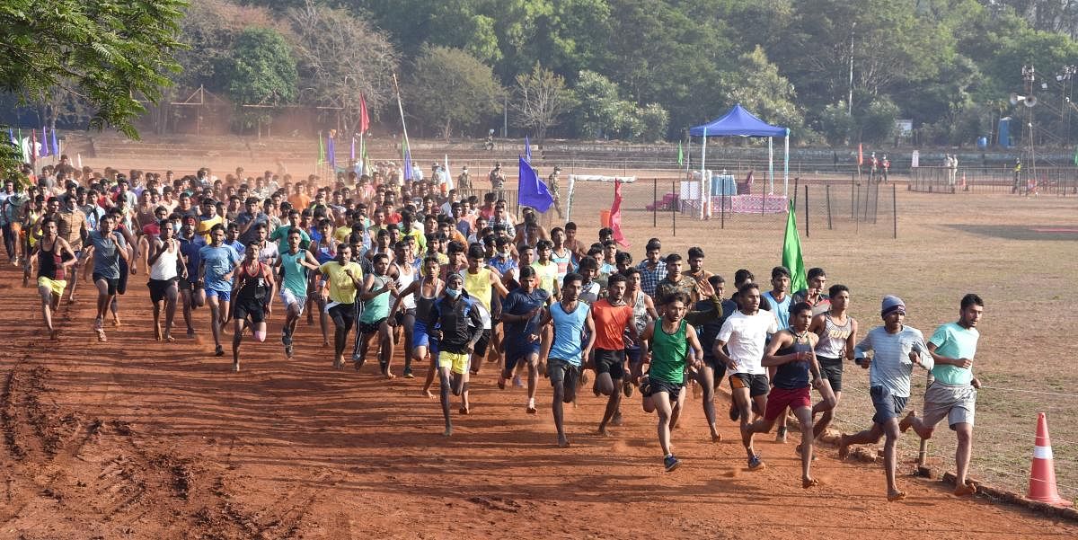 ಬೆಳಗಾವಿಯ ವಿಟಿಯು ಮೈದಾನದಲ್ಲಿ ಗುರುವಾರ ಆರಂಭವಾದ ಸೇನಾ ನೇಮಕಾತಿ ರ‍್ಯಾಲಿಯಲ್ಲಿ ಬ್ಯಾಚೊಂದು ಓಟದ ಸ್ಪರ್ಧೆಯಲ್ಲಿ ಪಾಲ್ಗೊಂಡ ಕ್ಷಣಪ್ರಜಾವಾಣಿ ಚಿತ್ರ: ಏಕನಾಥ ಅಗಸಿಮನಿ