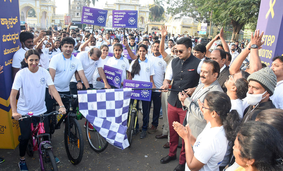 ಕ್ಲಿಯರ್‌ಮೆಡಿ ರೇಡಿಯೆಂಟ್ ಆಸ್ಪತ್ರೆ ವತಿಯಿಂದ ವಿಶ್ವ ಕ್ಯಾನ್ಸರ್ ದಿನಾಚರಣೆ ಅಂಗವಾಗಿ ಮೈಸೂರಿನ ಕೋಟೆ ಆಂಜಯನೇಯಸ್ವಾಮಿ ದೇಗುಲದ ಮುಂಭಾಗ ಗುರುವಾರ ಸೈಕ್ಲಥಾನ್‌ ನಡೆಯಿತು