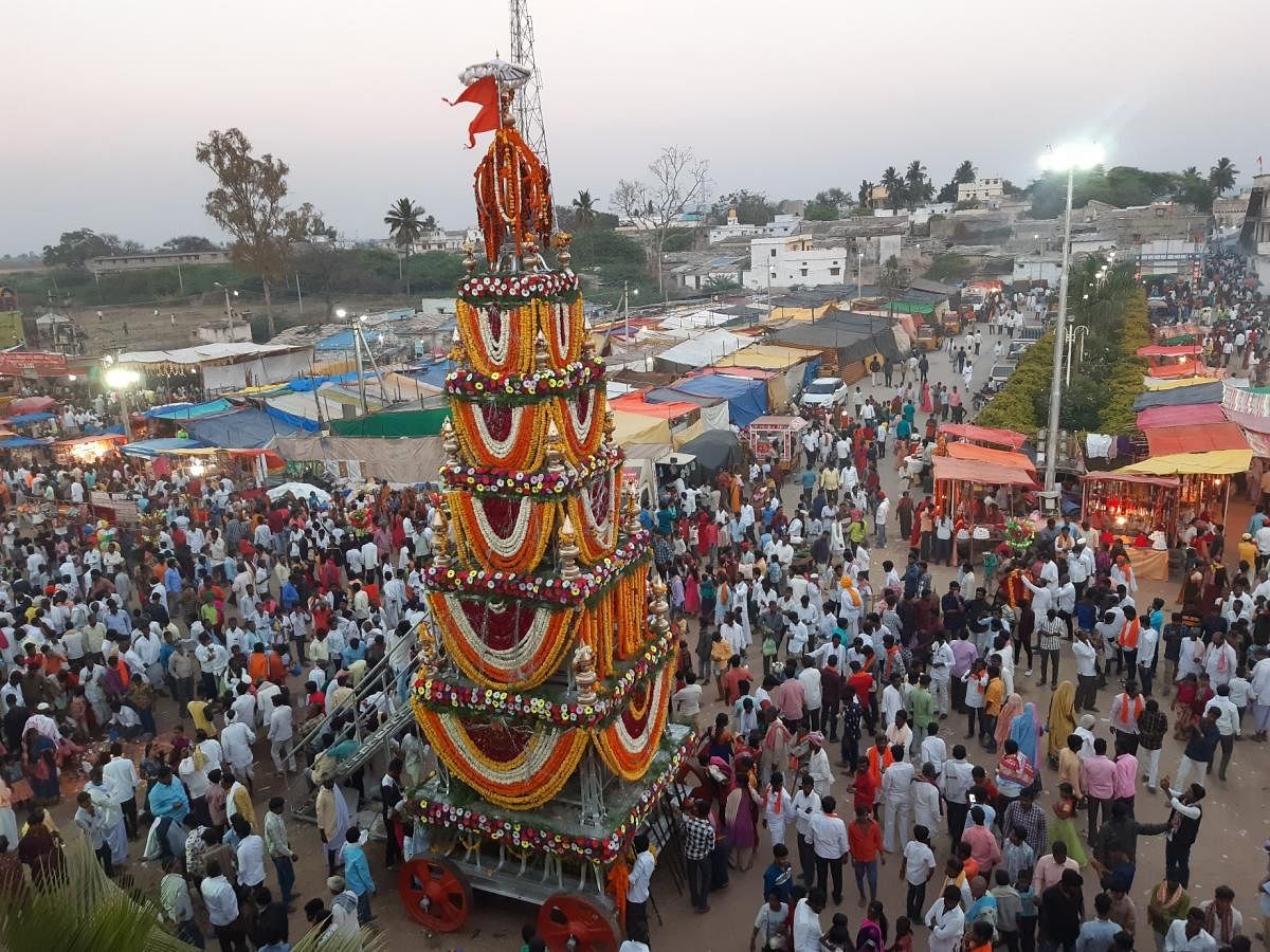 ವಾಡಿ ಸಮೀಪದ ನಾಲವಾರ ಕೋರಿಸಿದ್ಧೇಶ್ವರ ಸಂಸ್ಥಾನ ಮಠದ ಜಾತ್ರಾ ಅಂಗವಾಗಿ ಅಪಾರ ಭಕ್ತರ ಮಧ್ಯೆ ರಥೋತ್ಸವ ಅದ್ಧೂರಿಯಾಗಿ ಜರುಗಿತು