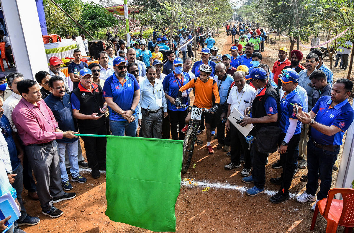 ಗದುಗಿನ ಬಿಂಕದಕಟ್ಟಿಯ ಸಾಲುಮರದ ತಿಮ್ಮಕ್ಕ ಉದ್ಯಾನದಲ್ಲಿ ನಡೆದ ಶುಕ್ರವಾರ ಆರಂಭವಾದ 17ನೇ ರಾಷ್ಟ್ರ ಮಟ್ಟದ ಮೌಂಟೆನ್‌ ಟೆರೈನ್‌ ಬೈಕ್‌ ಸೈಕ್ಲಿಂಗ್‌ ಚಾಂಪಿಯನ್‌ಷಿಪ್‌ಗೆ ನೈರುತ್ಯ ರೈಲ್ವೆಯ ಪ್ರಧಾನ ವ್ಯವಸ್ಥಾಪಕ ಅಜಯಕುಮಾರ್ ಸಿಂಗ್ ಚಾಲನೆ ನೀಡಿದರು ಪ್ರಜಾವಾಣಿ ಚಿತ್ರಗಳು: ತಾಜುದ್ದೀನ್ ಆಜಾದ್