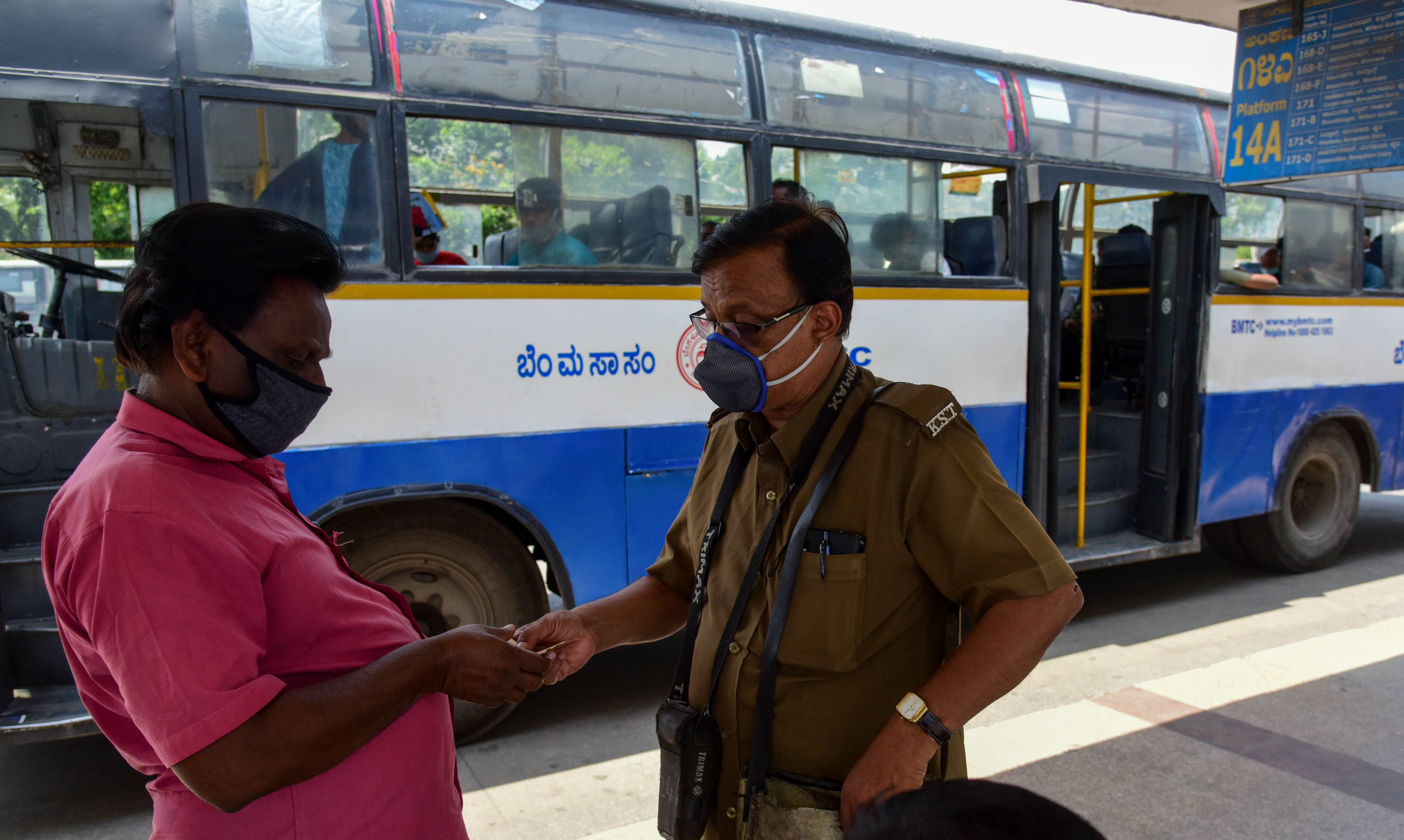 ಮೆಜೆಸ್ಟಿಕ್‌ ಬಸ್‌ ನಿಲ್ದಾಣದಲ್ಲಿ ಪ್ರಯಾಣಿಕರೊಬ್ಬರಿಗೆ ನಿರ್ವಾಹಕ ಟಿಕೆಟ್‌ ವಿತರಿಸುತ್ತಿರುವುದು–ಸಾಂದರ್ಭಿಕ ಚಿತ್ರ