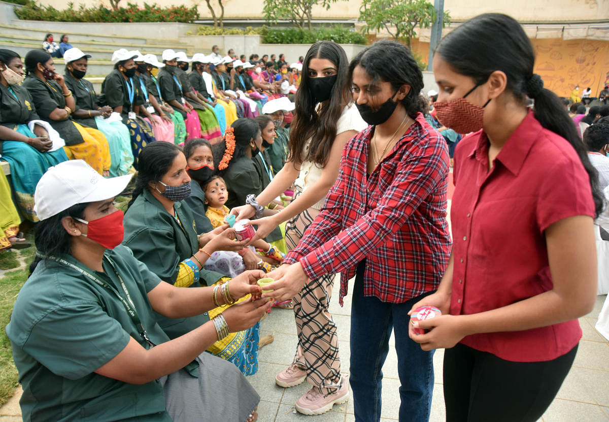 ಮುಟ್ಟಿನ ಸಂದರ್ಭದಲ್ಲಿ ಸ್ರಾವ ನಿಯಂತ್ರಣಕ್ಕೆ ನೈರ್ಮಲ್ಯ ಪ್ಯಾಡ್ ಬದಲು ಬಳಸುವ ಸುಸ್ಥಿರ ಕಪ್‌ಗಳನ್ನು ಸ್ಟೋನ್ ಸೂಪ್ ಸಂಸ್ಥೆಯ ಸ್ವಯಂಸೇವಕರು ಪೌರಕಾರ್ಮಿಕರಿಗೆ ವಿತರಿಸಿದರು. –ಪ್ರಜಾವಾಣಿ ಚಿತ್ರ