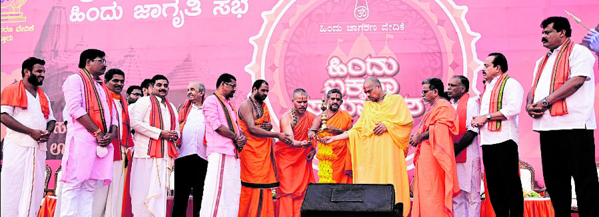 ಪುತ್ತೂರಿನ ಮಹತೋಭಾರ ಮಹಾಲಿಂಗೇಶ್ವರ ದೇವಳದ ದೇವರಮಾರು ಗದ್ದೆಯಲ್ಲಿ ರಾಷ್ಟ್ರ ರಕ್ಷಣೆಯ ಸಂಕಲ್ಪಕ್ಕಾಗಿ ಪುತ್ತೂರು ಹಿಂದೂ ಜಾಗರಣ ವೇದಿಕೆಯ ಆಶ್ರಯದಲ್ಲಿ ಭಾನುವಾರ ನಡೆದ ಬೃಹತ್ ‘ಹಿಂದೂ ಐಕ್ಯತಾ ಸಮಾವೇಶ’ದಲ್ಲಿ ವಿವಿಧ ಮಠಾಧೀಶರು ದೀಪ ಬೆಳಗಿದರು