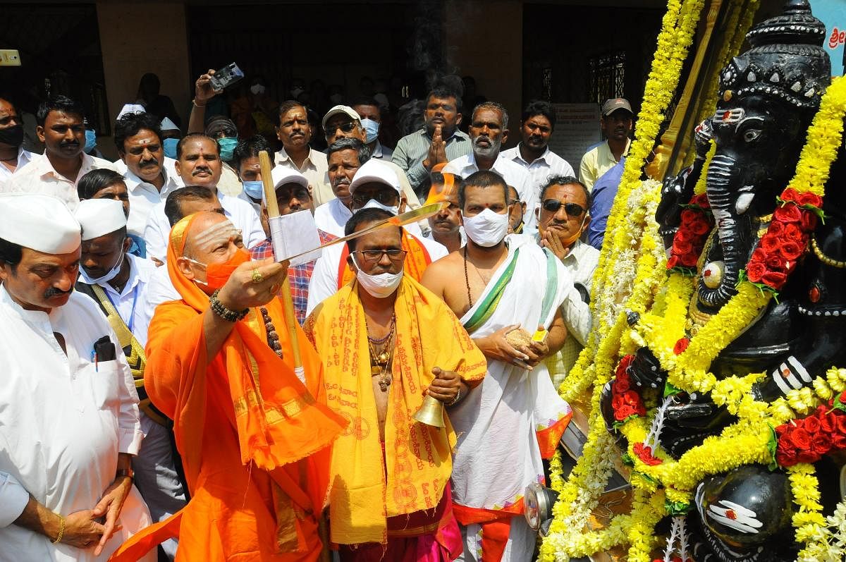 ಶ್ರೀಶೈಲಂ ಜಾತ್ರಾಮಹೋತ್ಸವದ ಪ್ರಚಾರಾರ್ಥವಾಗಿ ವಿಜಯಪುರ ನಗರದಲ್ಲಿ ಸೋಮವಾರ ಸಂಚರಿಸಿದ ಭ್ರಮರಾಂಬ ಮಲ್ಲಿಕಾರ್ಜುನ ಧರ್ಮ ರಥಯಾತ್ರೆಯ ಮೆರವಣಿಗೆಗೆ ಶ್ರೀಶೈಲ ಪೀಠದ  ಚನ್ನಸಿದ್ಧರಾಮ ಶಿವಾಚಾರ್ಯ ಪಂಡಿತಾರಾಧ್ಯ ಪೂಜೆ ಸಲ್ಲಿಸುವ ಮೂಲಕ ಚಾಲನೆ ನೀಡಿದರು. ಮರ್ಚಂಟ್ಸ್‌ ಅಸೋಸಿಯೇಷನ್ ಅಧ್ಯಕ್ಷ ರವೀಂದ್ರ ಬಿಜ್ಜರಗಿ ಇದ್ದಾರೆ –ಪ್ರಜಾವಾಣಿ ಚಿತ್ರ