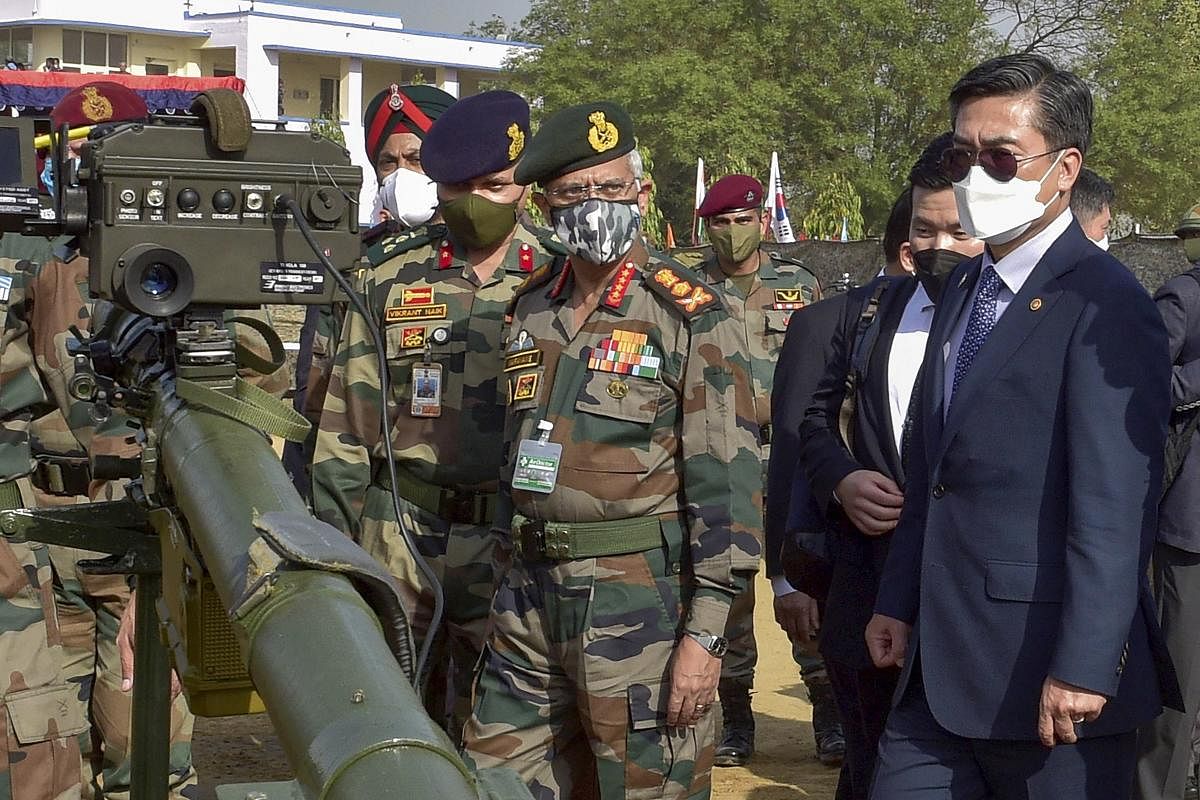 Agra: South Korean Defence Minister Suh Wook with Army Chief Gen MM Naravane take a look of weapons on his arrival to witness an exercise by Army paratroopers, in Agra, Saturday, March 27, 2021. The event was organised to show military skills of the Para Regiment. (PTI Photo/Vijay Verma) (PTI03_27_2021_000088B)