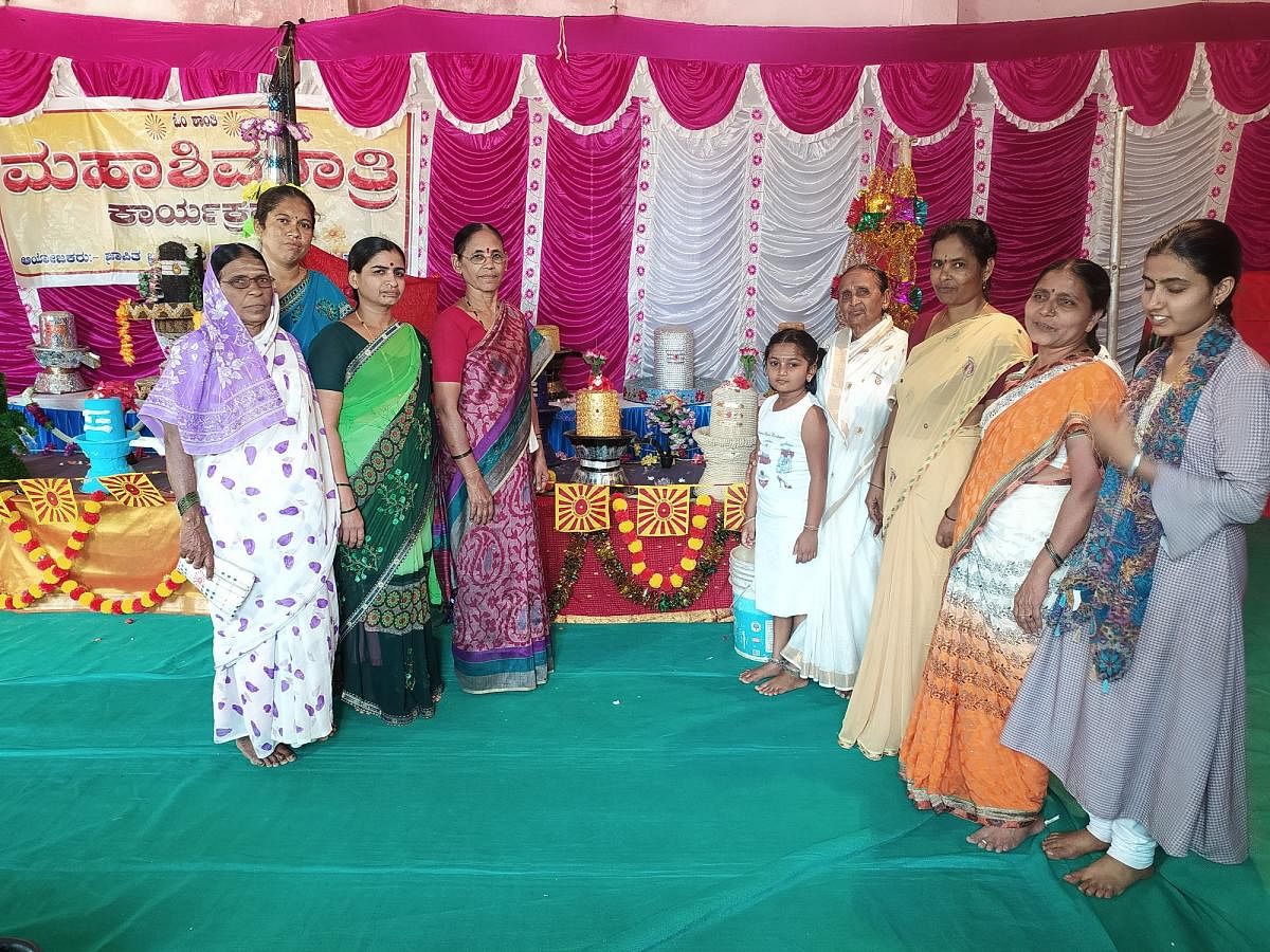 ಮುನಿರಾಬಾದ್ ಸಮೀಪದ ಹುಲಿಗಿಯಲ್ಲಿ ಶುಕ್ರವಾರ 21 ಶಿವಲಿಂಗಗಳ ದರ್ಶನ ಕಾರ್ಯಕ್ರಮ ನಡೆಯಿತು