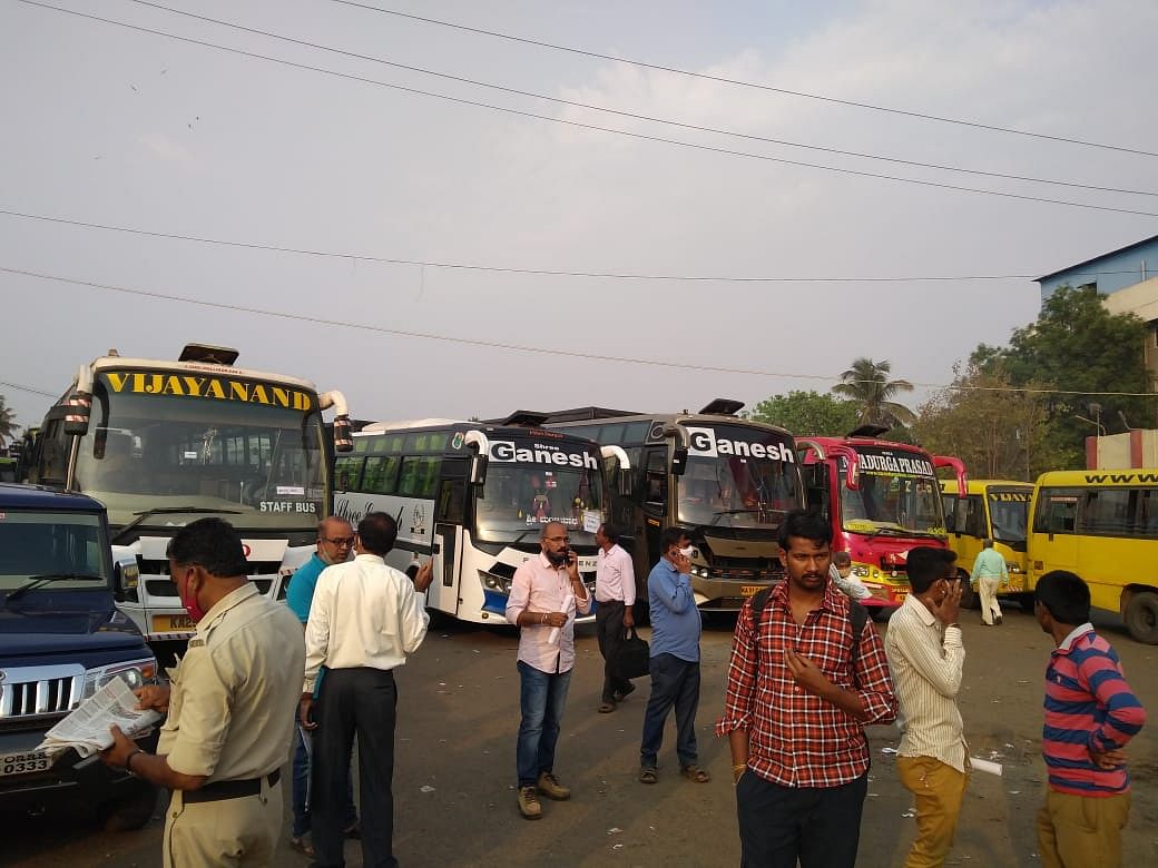 ಮುಷ್ಕರದ ಹಿನ್ನೆಲೆಯಲ್ಲಿ ಪ್ರಯಾಣಿಕರ ಸಂಖ್ಯೆಯೂ ಕಡಿಮೆಯಿದೆ.