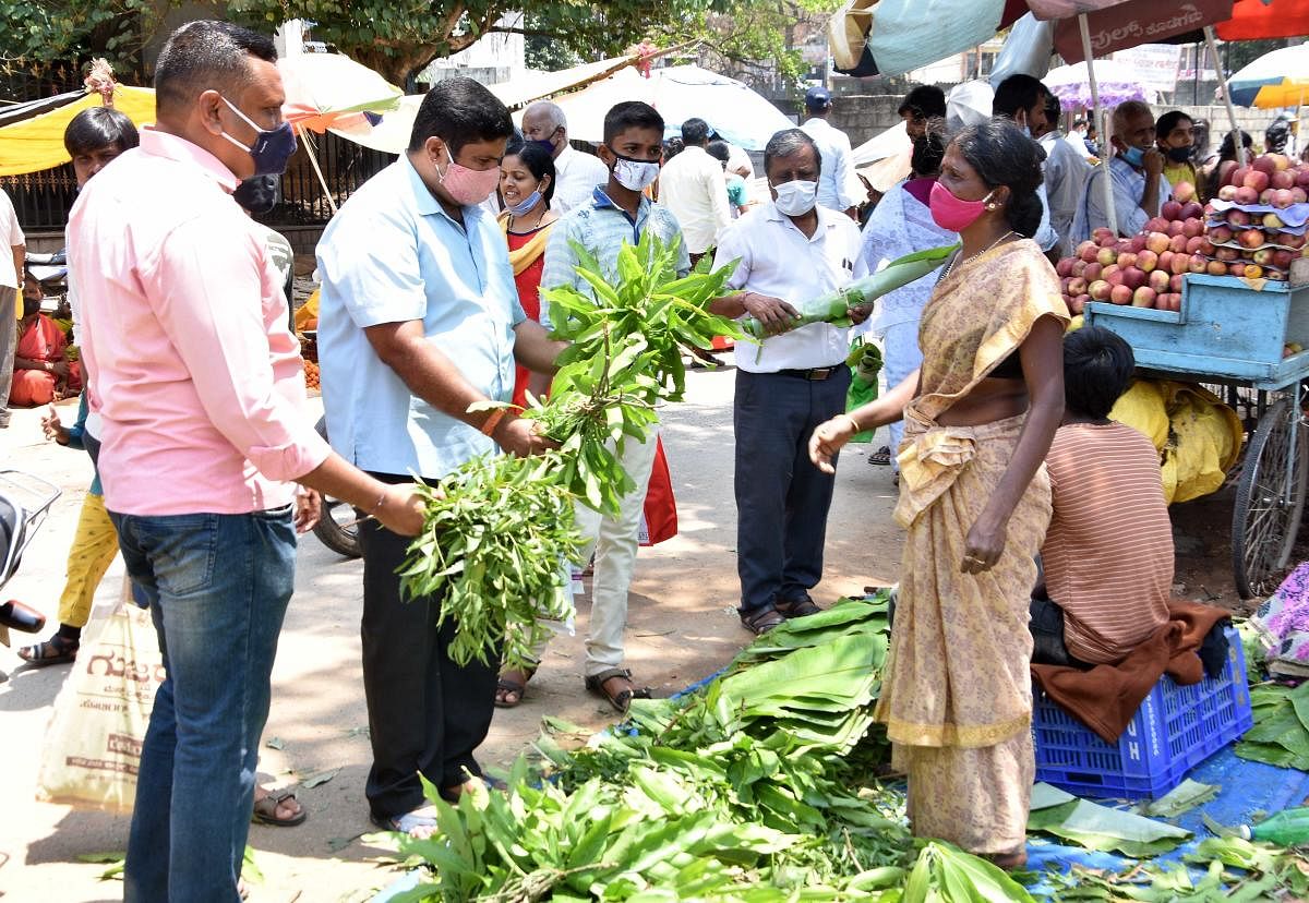 ಶಿವಮೊಗ್ಗದ ಮಾರುಕಟ್ಟೆಯಲ್ಲಿ ಜನರು ಮಾವು, ಬೇವಿನ ಸೊಪ್ಪು ಖರೀದಿಸಿದರು.