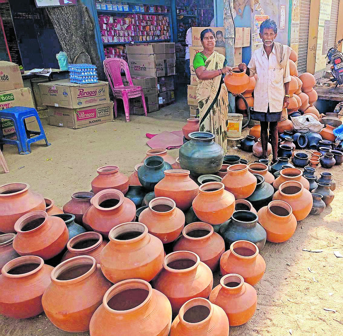 ತೋವಿನಕೆರೆ ಬಸ್‌ನಿಲ್ದಾಣದಲ್ಲಿ ಮಣ್ಣಿನ ಮಡಿಕೆಗಳನ್ನು ಮಾರಾಟ ಮಾಡುತ್ತಿರುವ ಕುಂಬಾರ ರುಕ್ಕಮ್ಮ