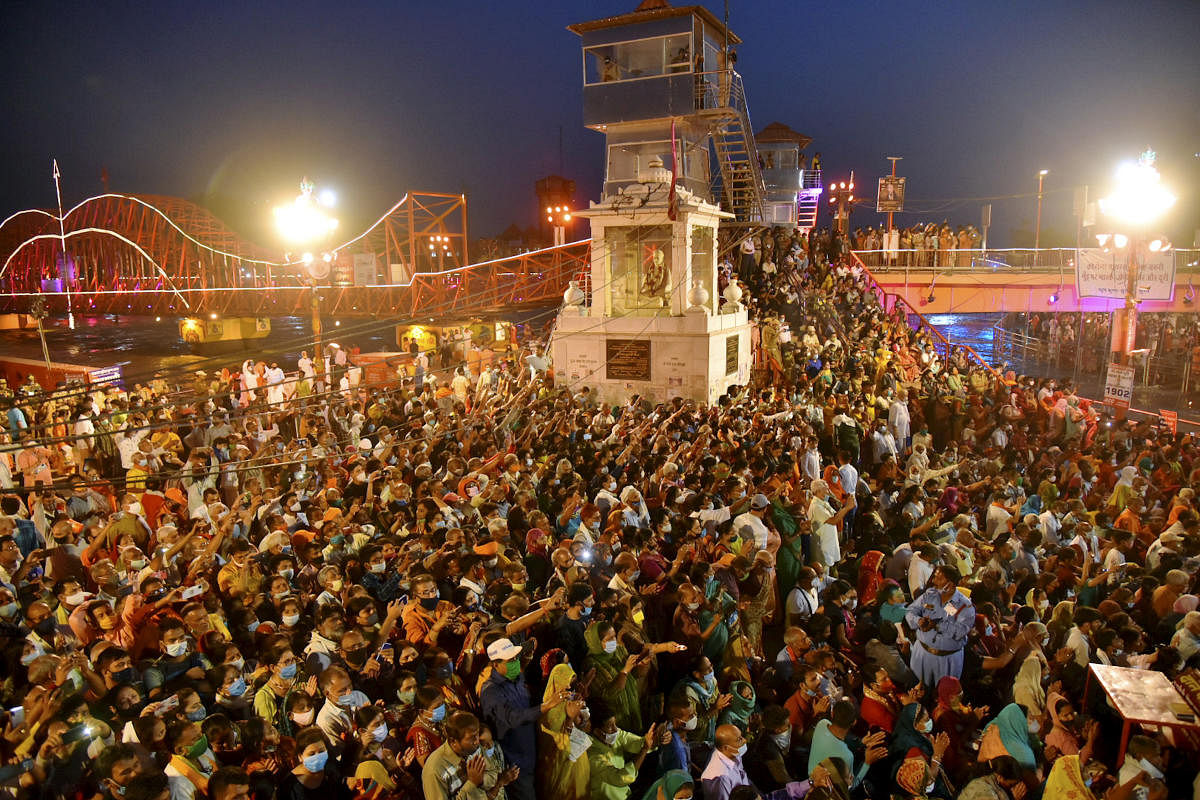 ಮಂಗಳವಾರ ಕುಂಭ ಮೇಳದಲ್ಲಿ ಹರ್‌ ಕಿ ಪೌಡಿಯಲ್ಲಿ ನಡೆದ ಗಂಗಾ ಆರತಿ ಸಂದರ್ಭದಲ್ಲಿ ಸೇರಿದ್ದ ಜನರು 