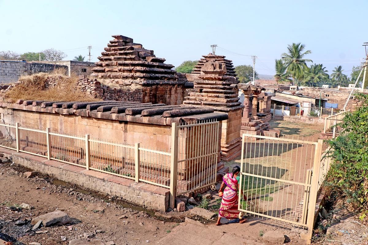 ಐಹೊಳೆಯ ತ್ರಯಂಬಕೇಶ್ವರ ದೇವಸ್ಥಾನ ಸ್ಮಾರಕಗಳ ಪರಿಸರದಲ್ಲಿ ಮಹಿಳೆಯೊಬ್ಬರು ಬಯಲು ಶೌಚಕ್ಕೆ ಹೊರಟ ನೋಟ                   ಚಿತ್ರಗಳು: ಸಂಗಮೇಶ ಬಡಿಗೇರ