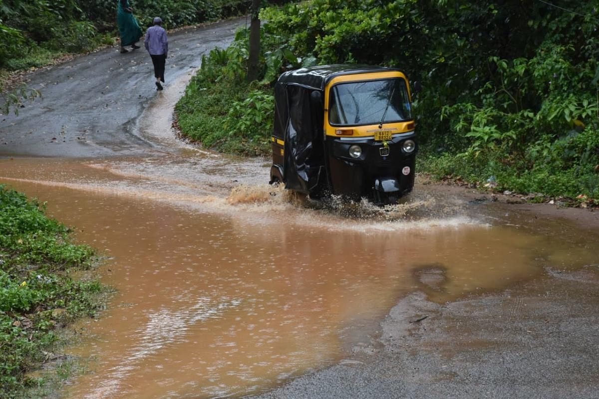 ಮಡಿಕೇರಿಯಲ್ಲಿ ಬುಧವಾರ ಮಧ್ಯಾಹ್ನ ಸುರಿದ ಧಾರಾಕಾರ ಮಳೆಯಿಂದ ರಸ್ತೆಯಲ್ಲಿ ನಿಂತಿದ್ದ ನೀರು