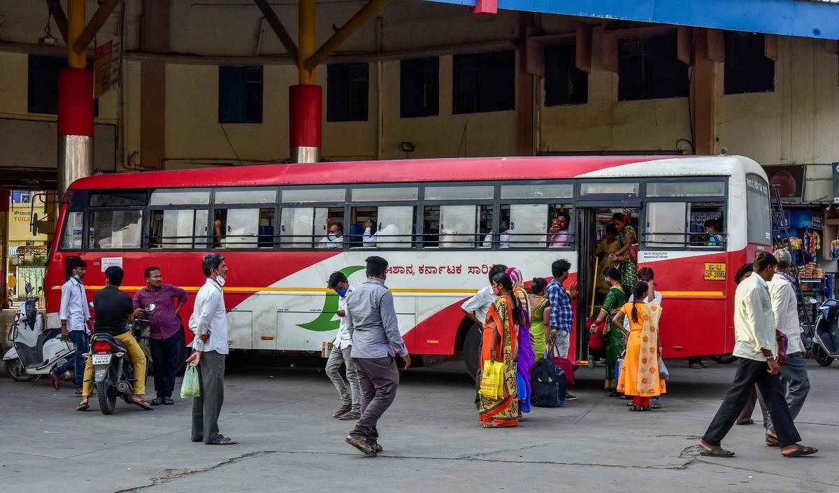 ಕಲಬುರ್ಗಿಯ ಕೇಂದ್ರ ಬಸ್ ನಿಲ್ದಾಣದಲ್ಲಿ ಮಂಗಳವಾರ ಸಾರಿಗೆ ಸಂಸ್ಥೆಯ ಬಸ್‌ನಲ್ಲಿ ಪ್ರಯಾಣಿಕರು ಹತ್ತಿದ ದೃಶ್ಯ