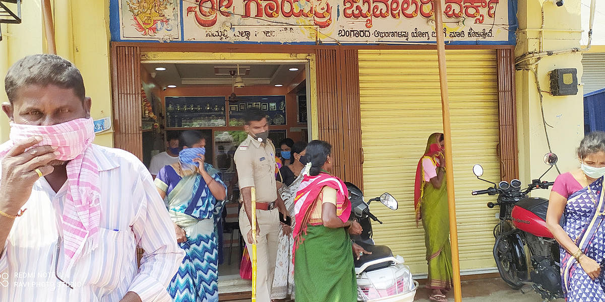 ಕವಿತಾಳದಲ್ಲಿ ಶುಕ್ರವಾರ 10 ಗಂಟೆ ನಂತರವೂ ತೆರೆದಿದ್ದ ಚಿನ್ನದ ಅಂಗಡಿಗೆ ಬಂದ್‍ ಪಿಎಸ್‌ಐ ಎಂ.ವೆಂಕಟೇಶ, ಅಂಗಡಿ ಮುಚ್ಚುವಂತೆ ಮಾಲೀಕರಿಗೆ ಸೂಚಿಸಿದರು