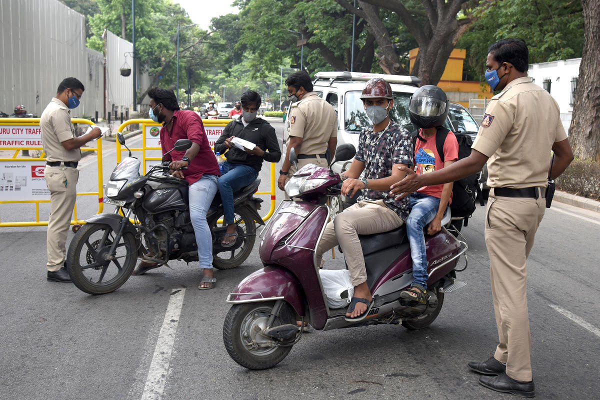 ಬೆಂಗಳೂರಿನಲ್ಲಿ ವಾಹನಗಳನ್ನು ತಪಾಸಣೆ ನಡೆಸುತ್ತಿರುವ ಪೊಲೀಸ್ ಸಿಬ್ಬಂದಿ (ಸಾಂದರ್ಭಿಕ ಚಿತ್ರ)