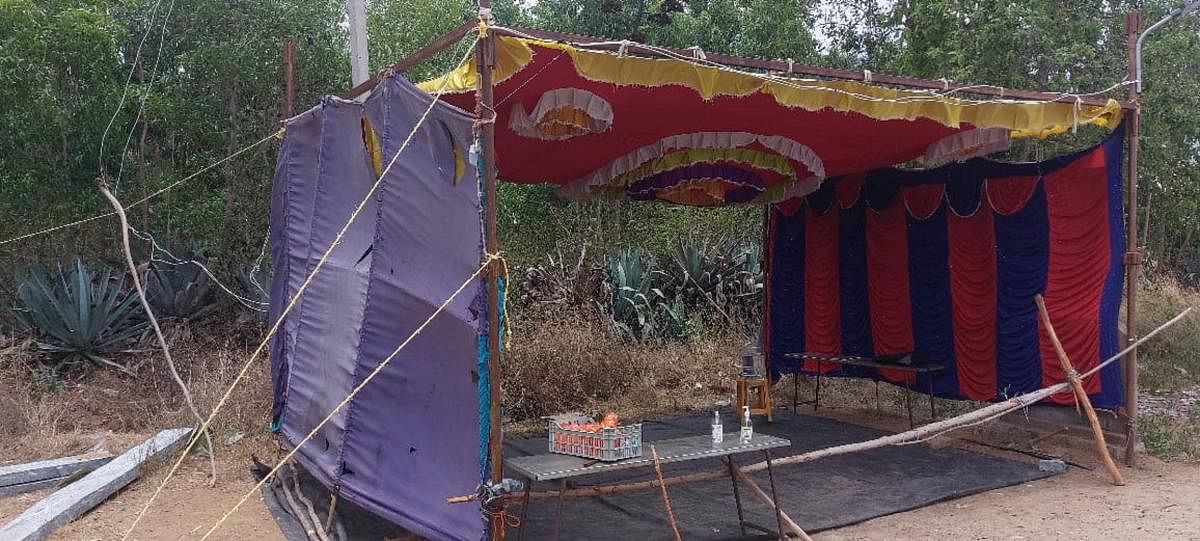 ಕೆಜಿಎಫ್ ಕೆಂಪಾಪುರದ ಚೆಕ್ ಪೋಸ್ಟ್‌ ಮಳೆಗಾಳಿಗೆ ಬಾಗಿ ನೆಲಕಚ್ಚುವ ಸ್ಥಿತಿಯಲ್ಲಿದೆ