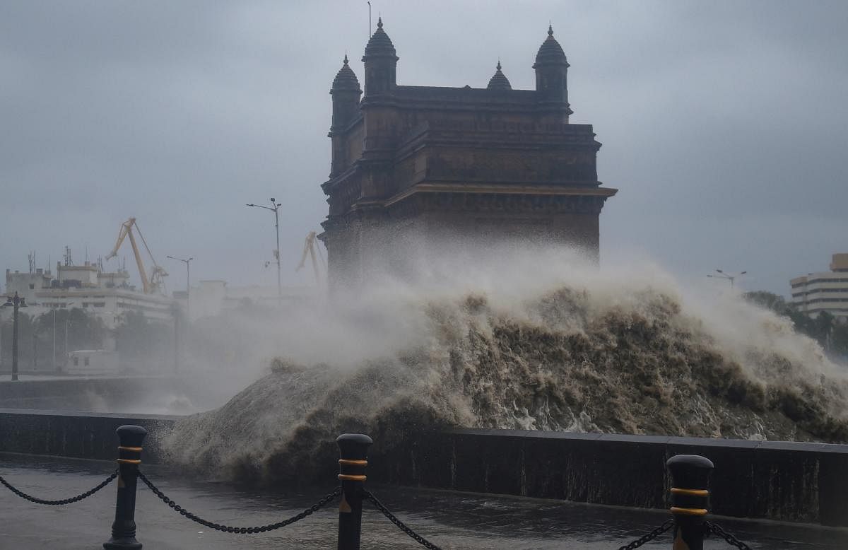 ಮುಂಬೈನ ಗೇಟ್‌ ವೇ ಆಫ್ ಇಂಡಿಯಾ ಬಳಿ ಚಂಡಮಾರುತದ ಅಬ್ಬರ