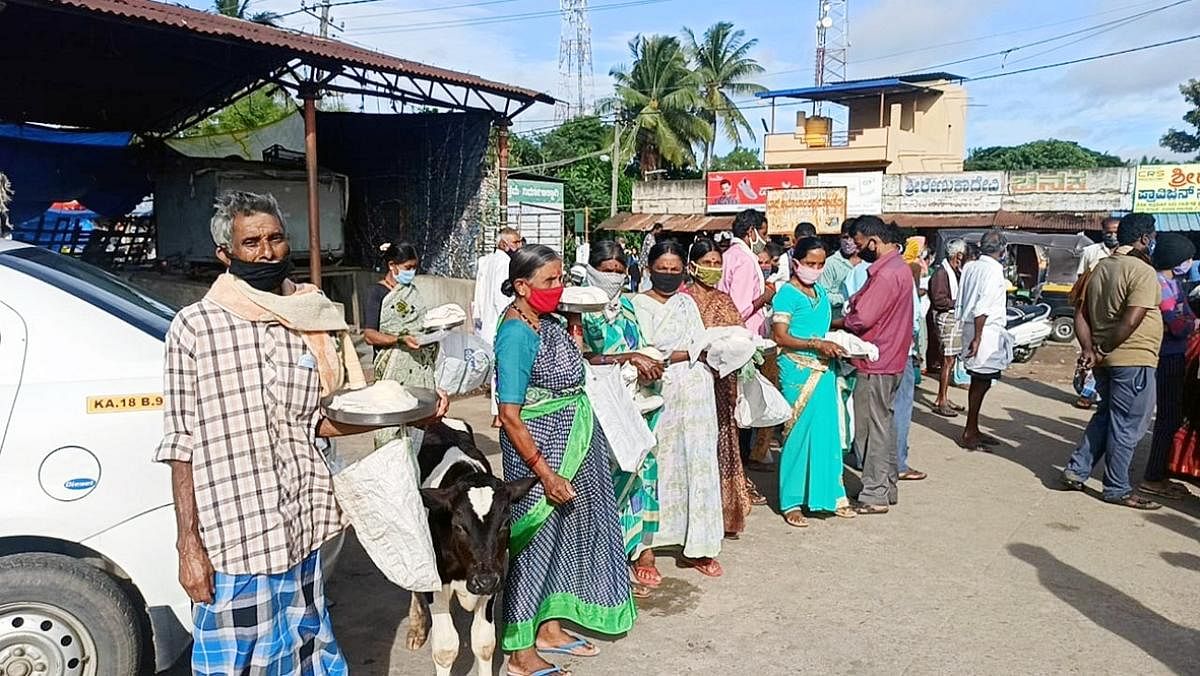 ಅರಕಲಗೂಡು ಪಟ್ಟಣದ ಸಂತೆ ಮೈದಾನದಲ್ಲಿ ಬೆಣ್ಣೆ ಮಾರಾಟ ನಡೆಸುತ್ತಿರುವ ರೈತರು ಹಾಗೂ ಮಹಿಳೆಯರು