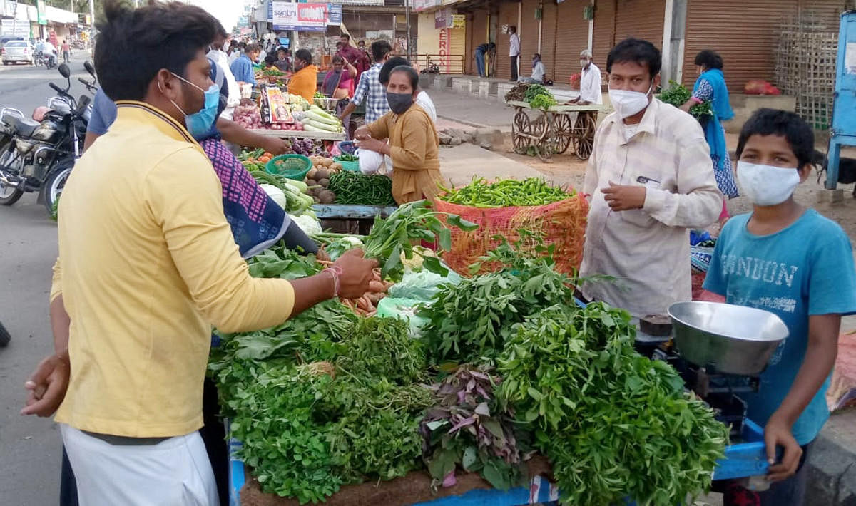 ಇಳಕಲ್‍ನಲ್ಲಿ ಕಲರ್ ಫೋಟೋ ಲ್ಯಾಬ್‍ವೊಂದರ ಮಾಲೀಕ ಕಮಲಹಾಸನ್ ಲಾಕ್‍ಡೌನ್ ಪರಿಣಾಮವಾಗಿ ಸಂಕಷ್ಟಕ್ಕೆ ಸಿಲುಕಿ ಮಗನೊಂದಿಗೆ ಒತ್ತುಬಂಡಿಯಲ್ಲಿ ತರಕಾರಿ ಮಾರಾಟ ಮಾಡುತ್ತಿದ್ದಾರೆ