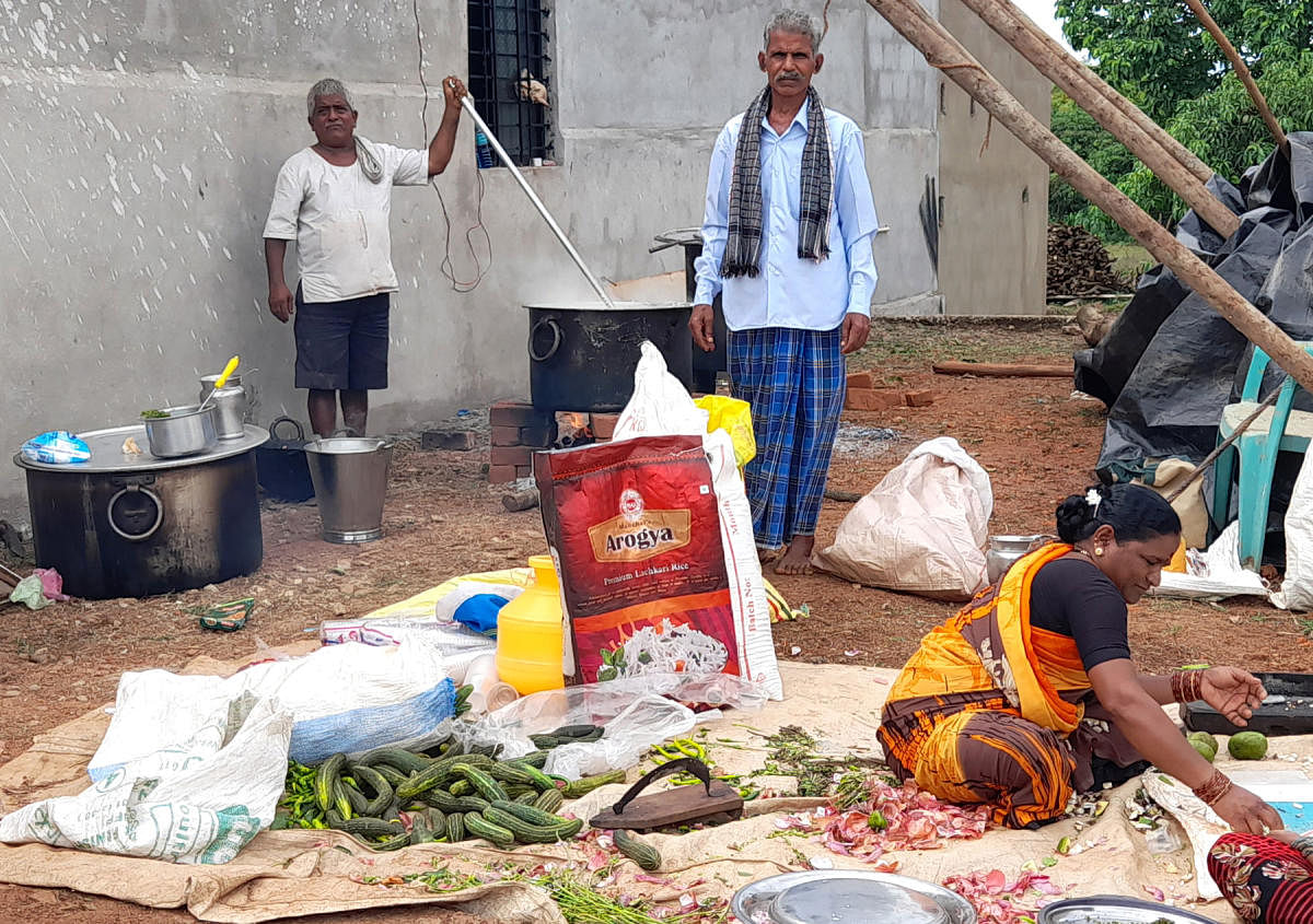 ಶುಭ ಸಮಾರಂಭದಲ್ಲಿ ಅಡುಗೆ ಸಿದ್ಧಪಡಿಸುತ್ತಿರುವ ಬಾಣಸಿಗ ಮಲ್ಲಿಕಾರ್ಜುನ ಮತ್ತು ಸಂಗಡಿಗರು (ಸಂಗ್ರಹ ಚಿತ್ರ)