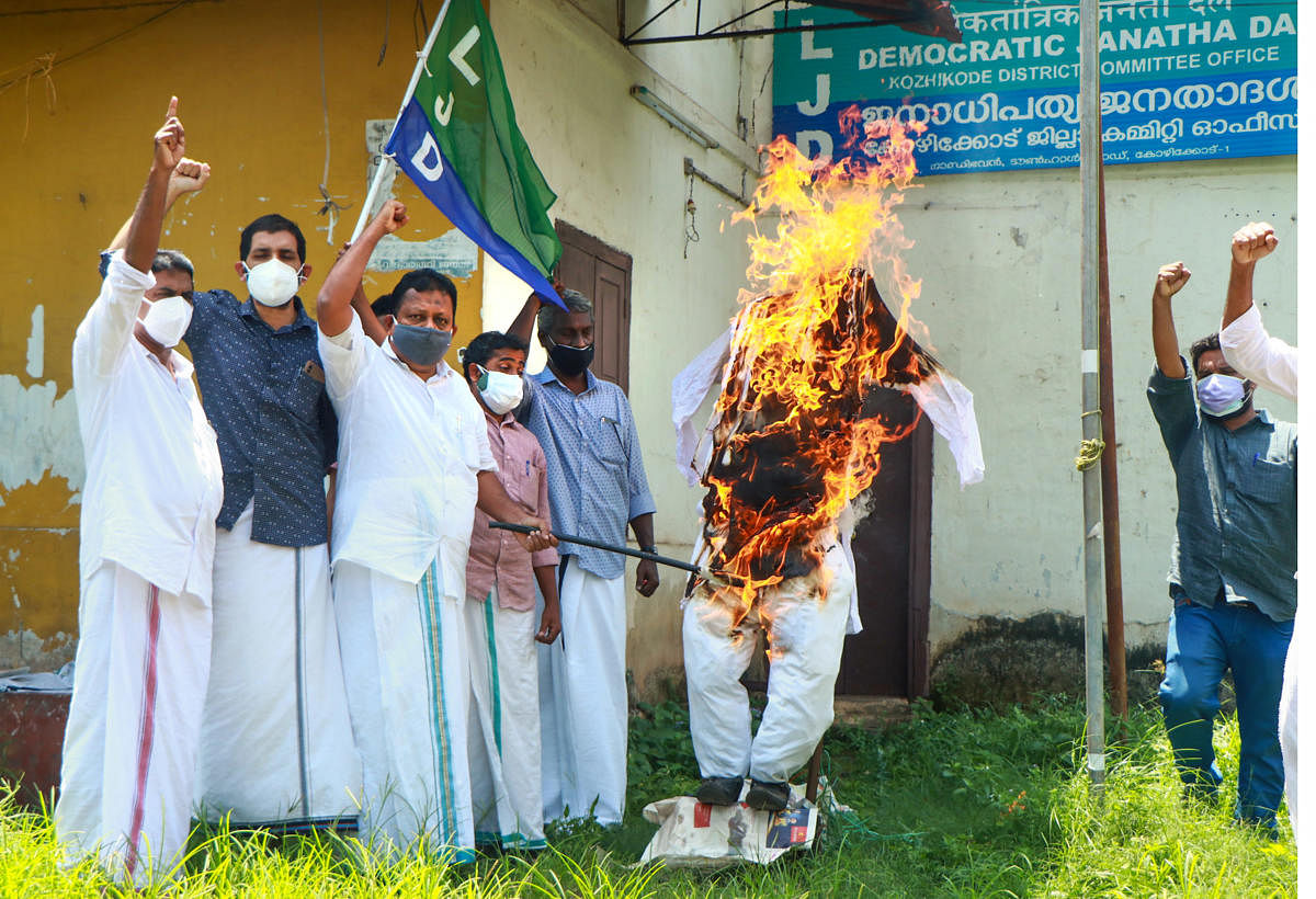 ಲಕ್ಷದ್ವೀಪ ಆಡಳಿತಾಧಿಕಾರಿ ಪ್ರಫುಲ್‌ ಪಟೇಲ್‌ ಅವರ ಪ್ರತಿಕೃತಿ ದಹಿಸಿ ಕೇರಳದ ಕೋಯಿಕ್ಕೋಡ್‌ನಲ್ಲಿ ಎಲ್‌ಜೆಡಿ ಕಾರ್ಯಕರ್ತರು ಪ್ರತಿಭಟನೆ ನಡೆಸಿದ್ದಾರೆ      ಪಿಟಿಐ ಚಿತ್ರ