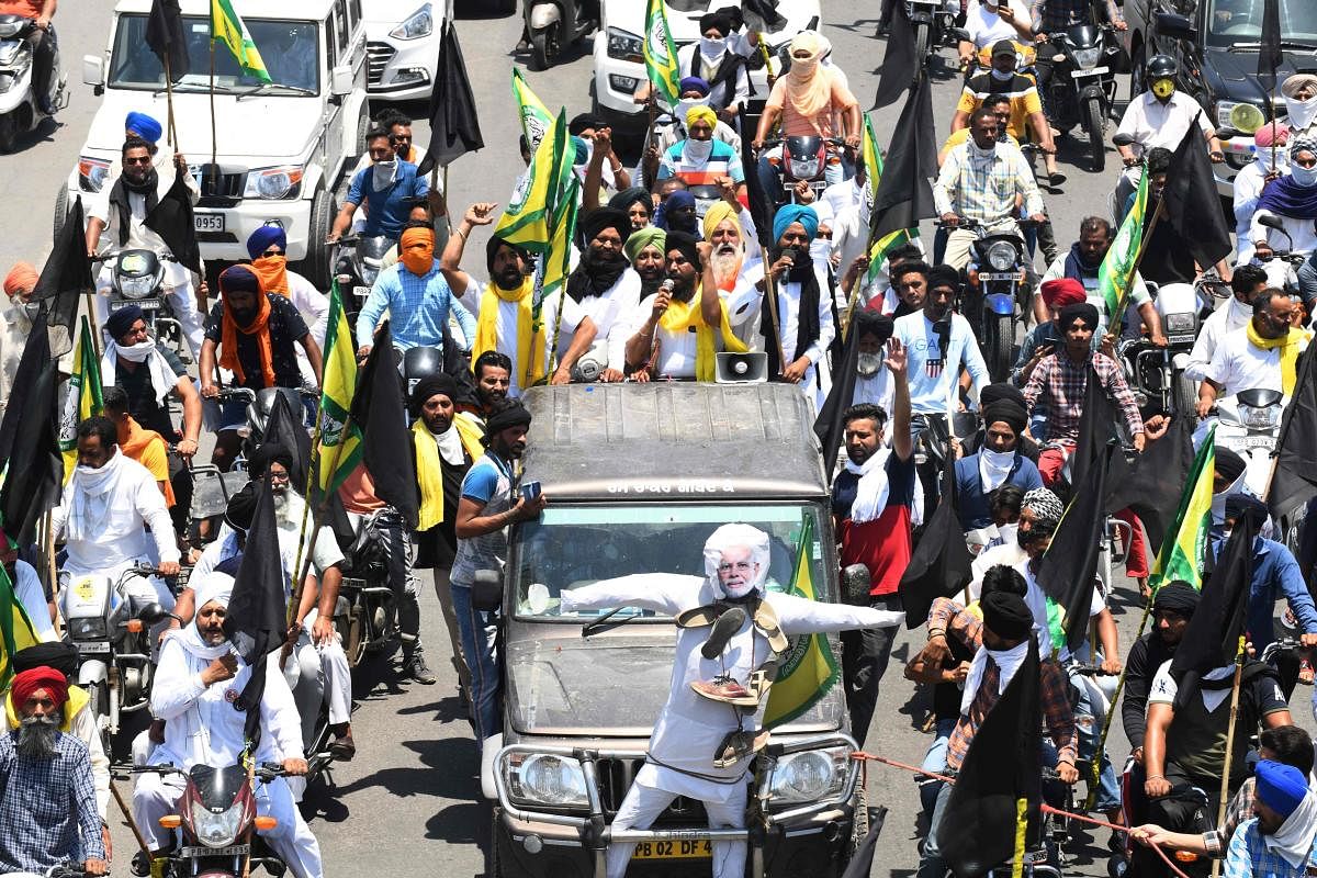 ಪ್ರಧಾನಿ ಮೋದಿಯವರ ಪ್ರತಿಕೃತಿಯನ್ನು ವಾಹನದಲ್ಲಿ ಇರಿಸಿ, ಕಪ್ಪು ಬಾವುಟ ಪ್ರದರ್ಶಿಸಿ ರೈತರು ಅಮೃತಸರದಲ್ಲಿ ಪ್ರತಿಭಟನೆ ನಡೆಸಿದರು – ಎಎಫ್‌ಪಿ ಚಿತ್ರ