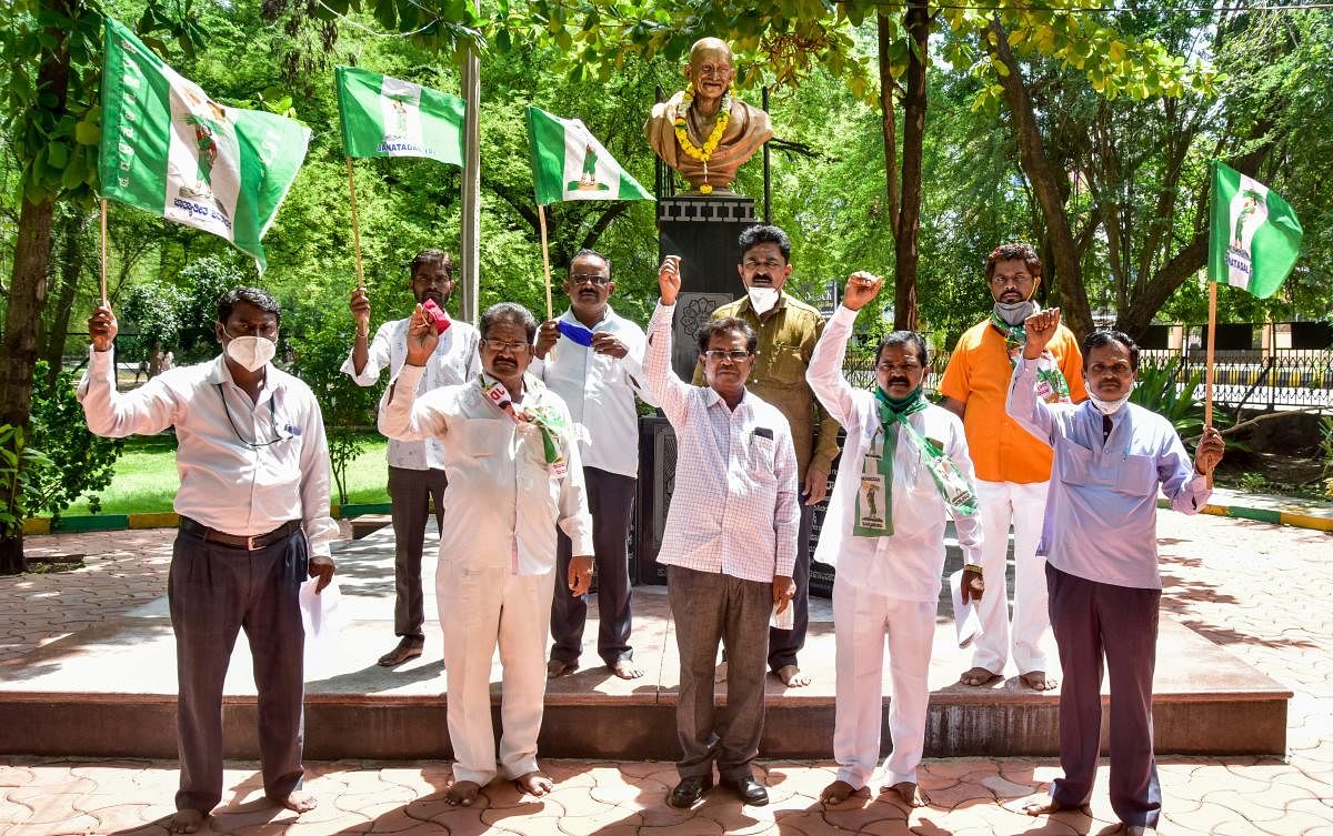 ಜೆಡಿಎಸ್ ಕಾರ್ಯಕರ್ತರು ಕಲಬುರ್ಗಿಯ ಟೌನ್‌ಹಾಲ್‌ ಆವರಣದ ಗಾಂಧಿ ಪ್ರತಿಮೆ ಎದುರು ಪ್ರತಿಭಟನೆ ನಡೆಸಿದರು
