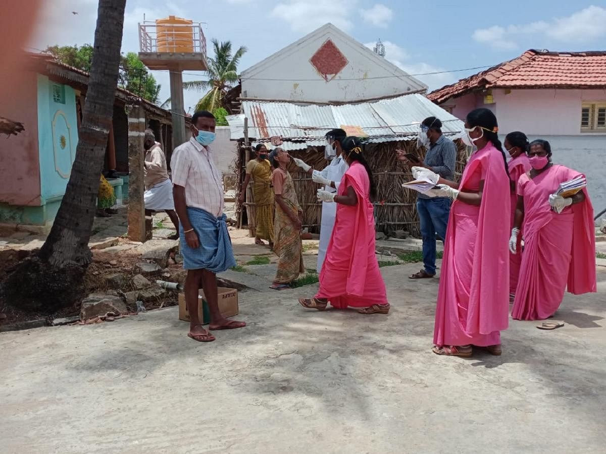 ಆಶಾ ಕಾರ್ಯಕರ್ತರು ಗ್ರಾಮೀಣ ಭಾಗದಲ್ಲಿ ಮನೆ ಮನೆಗೆ ತೆರಳಿ ಕೋವಿಡ್‌ ಪರೀಕ್ಷೆಗಾಗಿ ಗಂಟಲು ದ್ರವ ಸಂಗ್ರಹಿಸುತ್ತಿರುವುದು