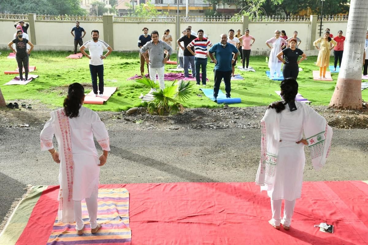 ಕಲಬುರ್ಗಿಯ ಎಸ್.ನಿಜಲಿಂಗಪ್ಪ ದಂತ ವಿಜ್ಞಾನ ಹಾಗೂ ಸಂಶೋಧನಾ ಕೇಂದ್ರದಲ್ಲಿ ಸೋಮವಾರ ಯೋಗ ಶಿಬಿರ ನಡೆಯಿತು