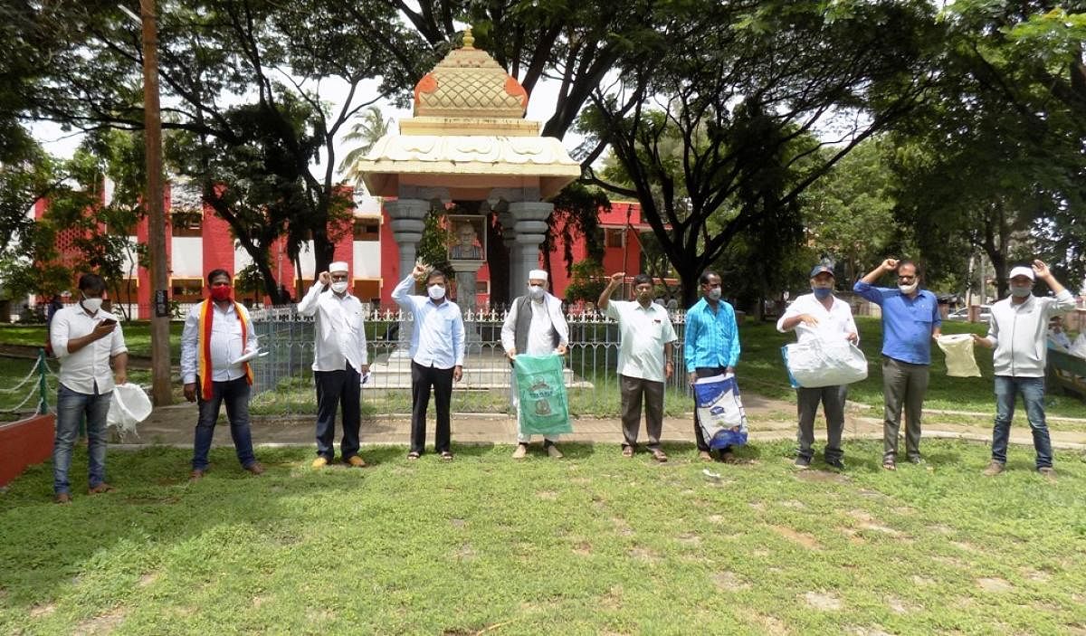 ಚಿಕ್ಕಮಗಳೂರಿನಲ್ಲಿ ಜನಾಗ್ರಹ ಆಂದೋಲನ ಸಮಿತಿ ಮುಖಂಡರು ಪ್ರತಿಭಟನೆ ನಡೆಸಿದರು.