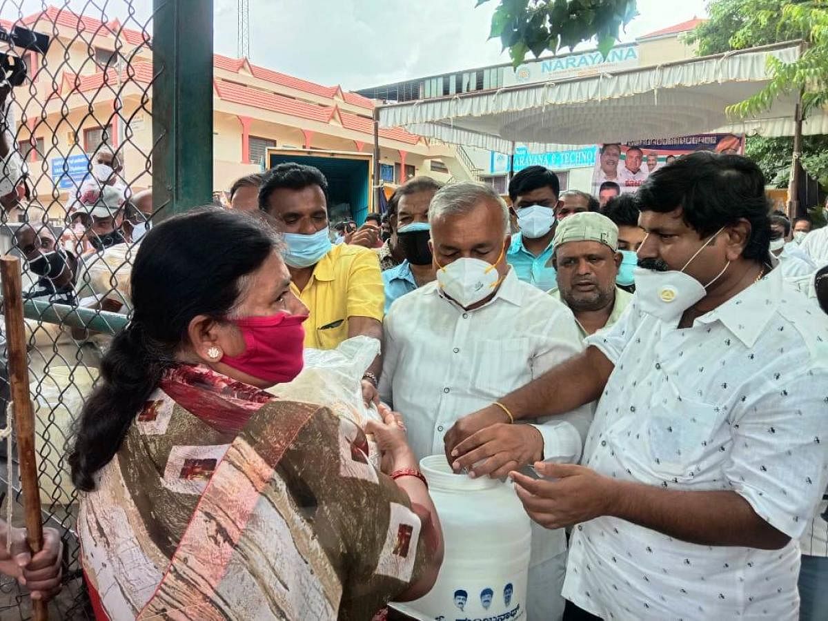 ಕೋವಿಡ್‌ನಿಂದ ಸಂಕಷ್ಟಕ್ಕೆ ಸಿಲುಕಿದ ಕುಟುಂಬಗಳಿಗೆ ರಾಮಲಿಂಗಾರೆಡ್ಡಿ ಅವರು ದಿನಸಿ ಕಿಟ್‌ಗಳನ್ನು ವಿತರಿಸಿದರು. ಆರ್.ಕೆ. ರಮೇಶ್ ಇದ್ದರು.